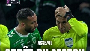 电竞世界杯-助理裁判被球迷投掷物砸中，里昂比赛中断双方球员返回更衣室