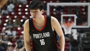 队记：杨瀚森被推搡后盯着勇士板凳席大笑 给他一份终身合同吧